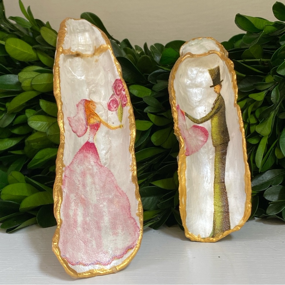 GWP ✨ FREE W $50 PURCHASE✨ SET OF 2 OYSTER SHELL BRIDE & GROOM WEDDING RING DISH